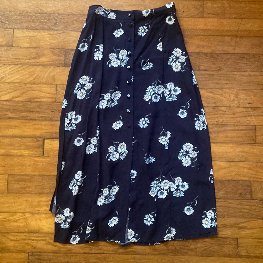 Midi skirt with button and slit detail